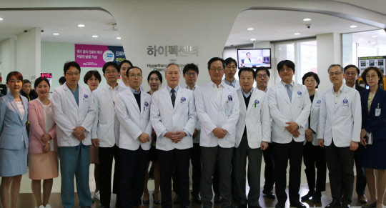 12일 열린 '분당차병원 암센터 하이펙센터 개소식'에서 의료진들이 기념촬영을 하고 있다. 분당차병원 제공